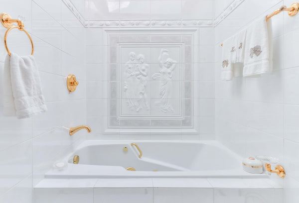7 Reasons Why Everyone Wants An All-White Bathroom